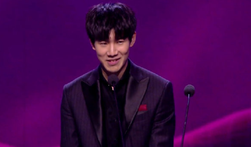 真的想赢吗？ TyLoo 在上半场追了8分无果。FLY冲向B点，在加时赛中得了4分，赢得了第一张地图。